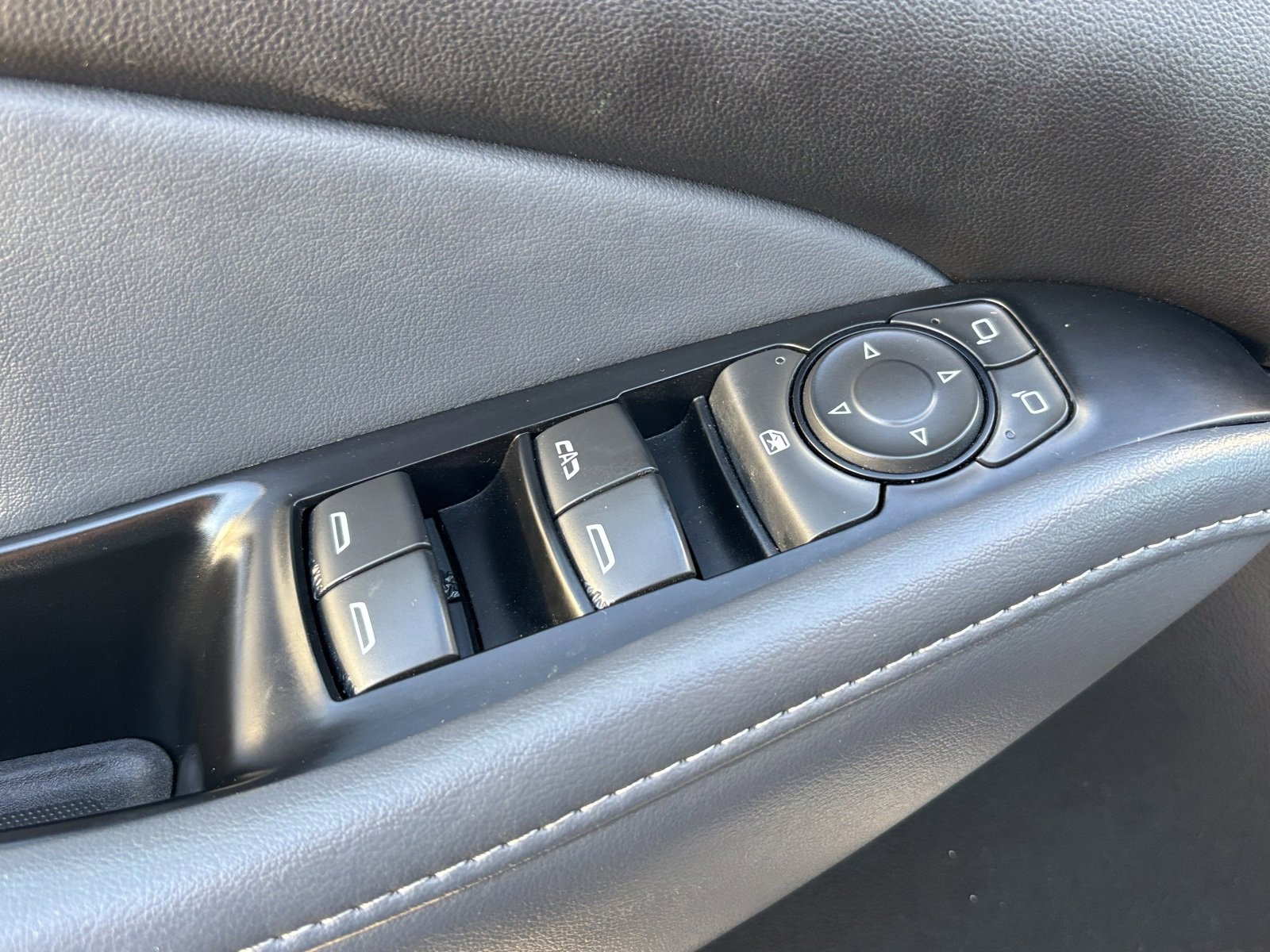 Used 2023 Buick Enclave Essence image 12