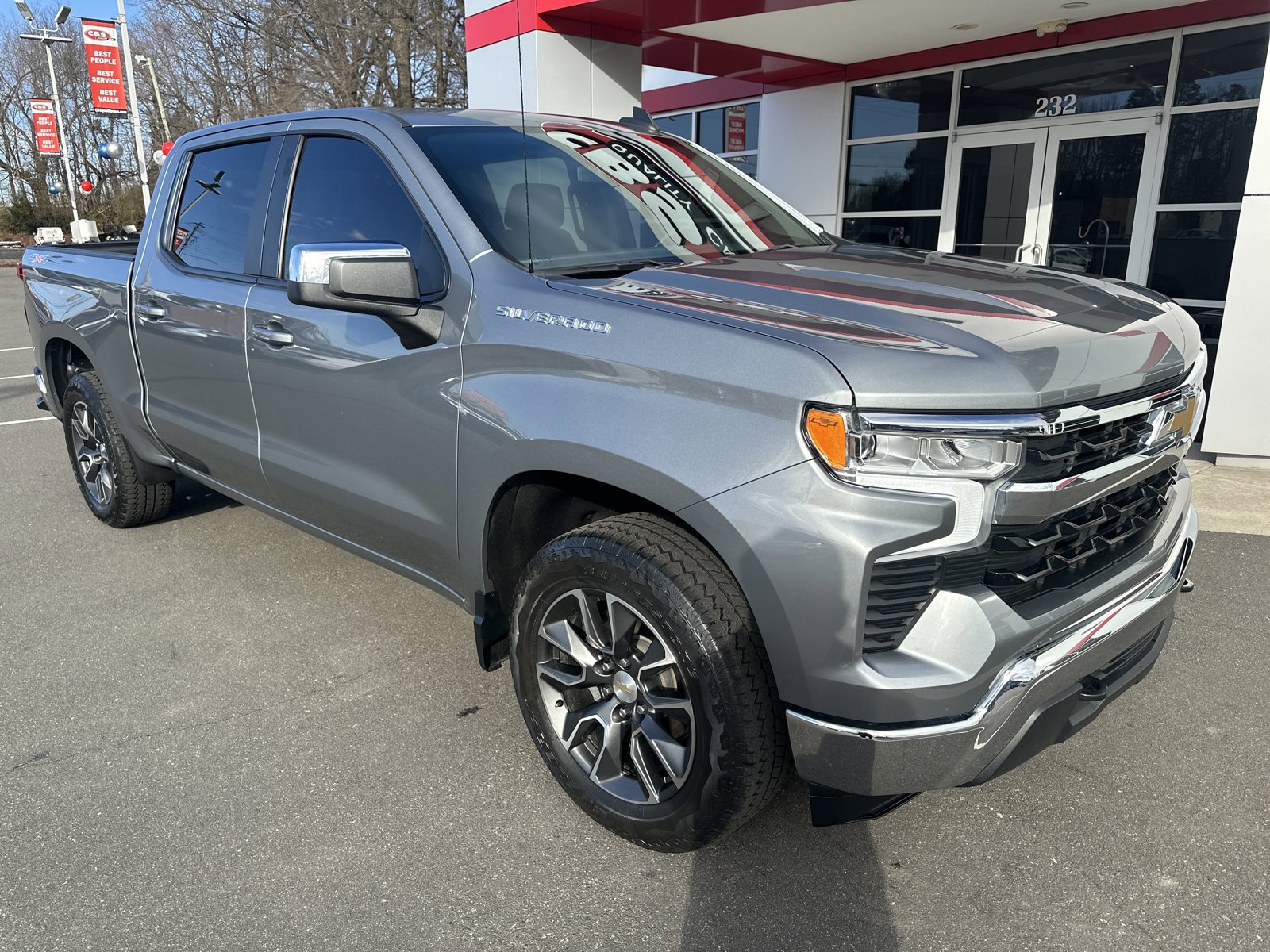 Used 2023 Chevrolet Silverado 1500 LT image 2