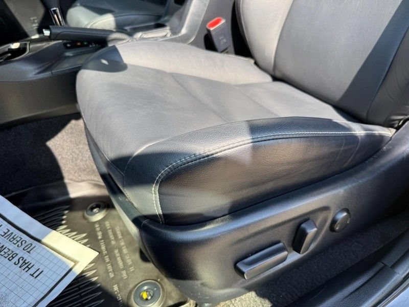 Used 2018 Toyota RAV4 Limited AWD/4WD image 17