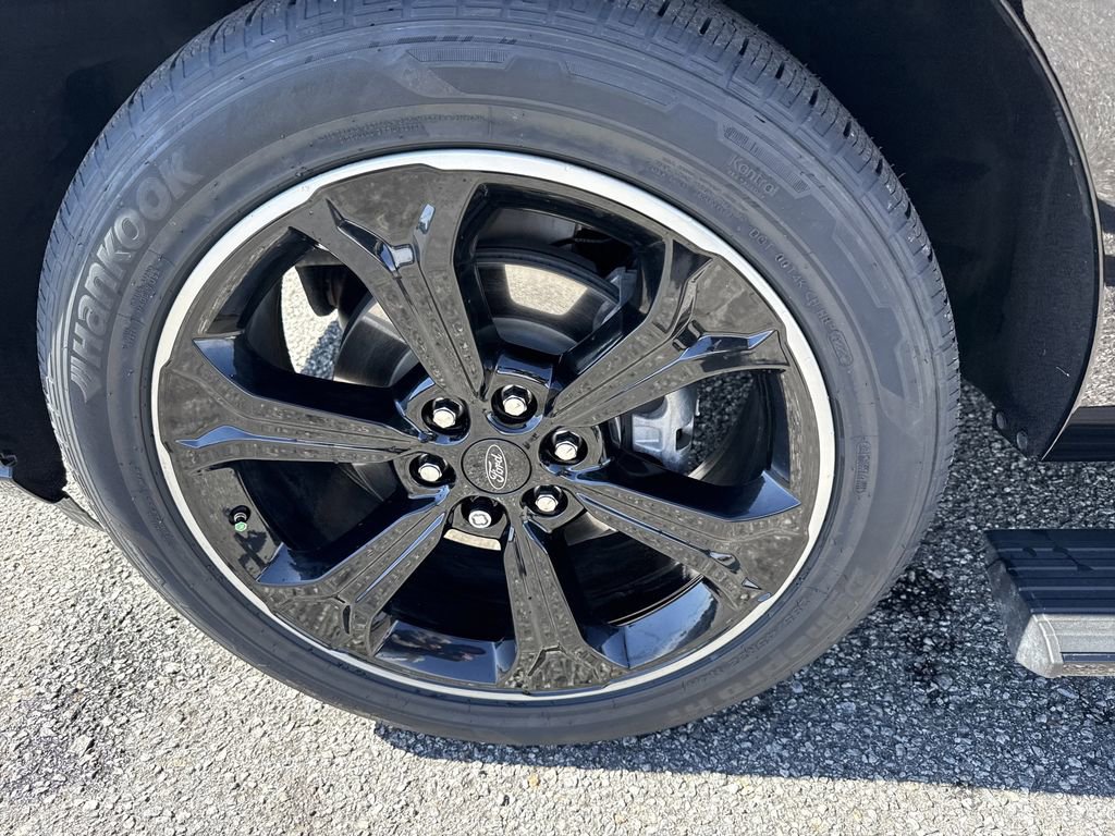 Used 2024 Ford Expedition Limited image 11