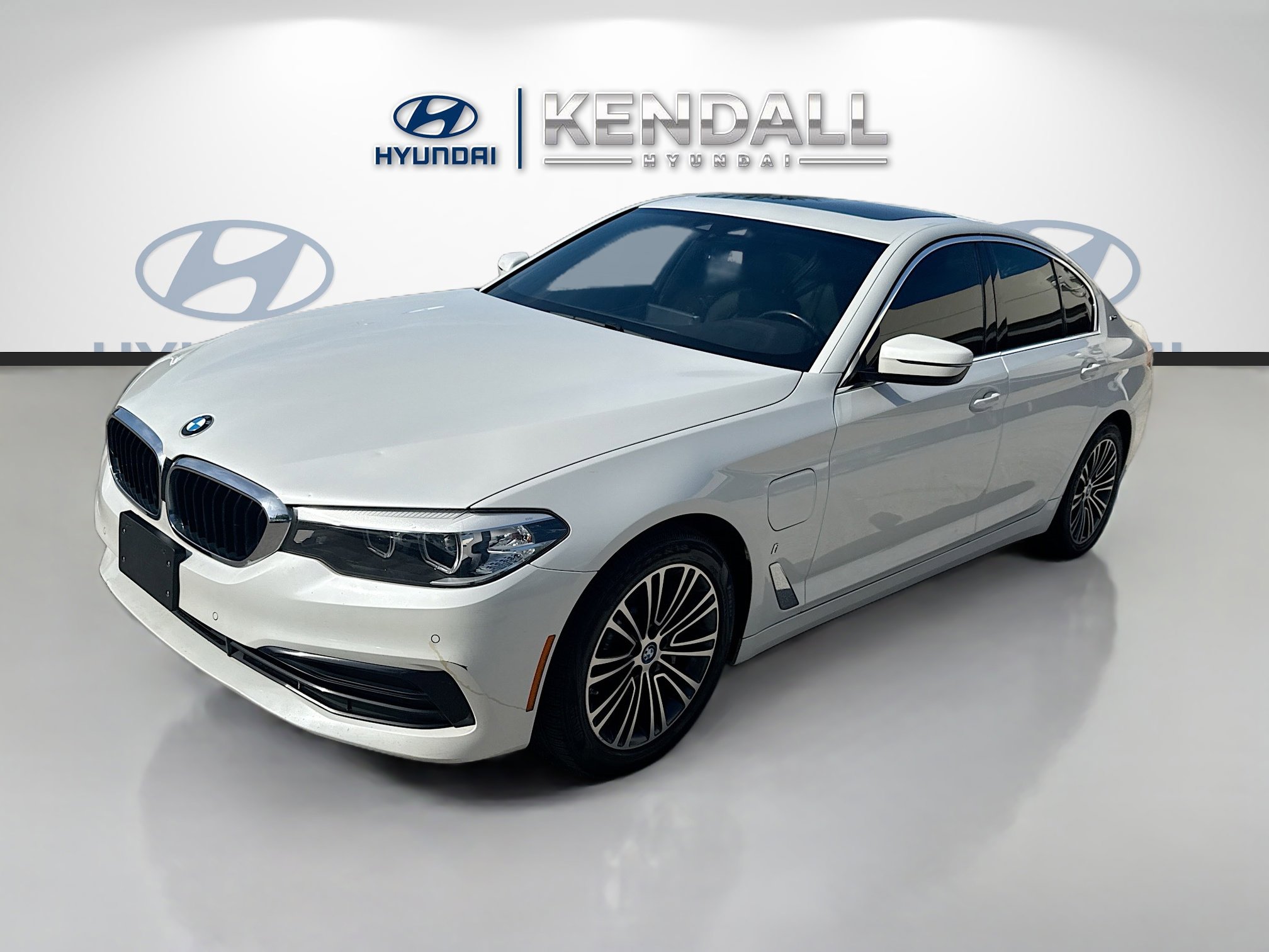 Used 2019 BMW 530e w/ Convenience Package RWD image 3