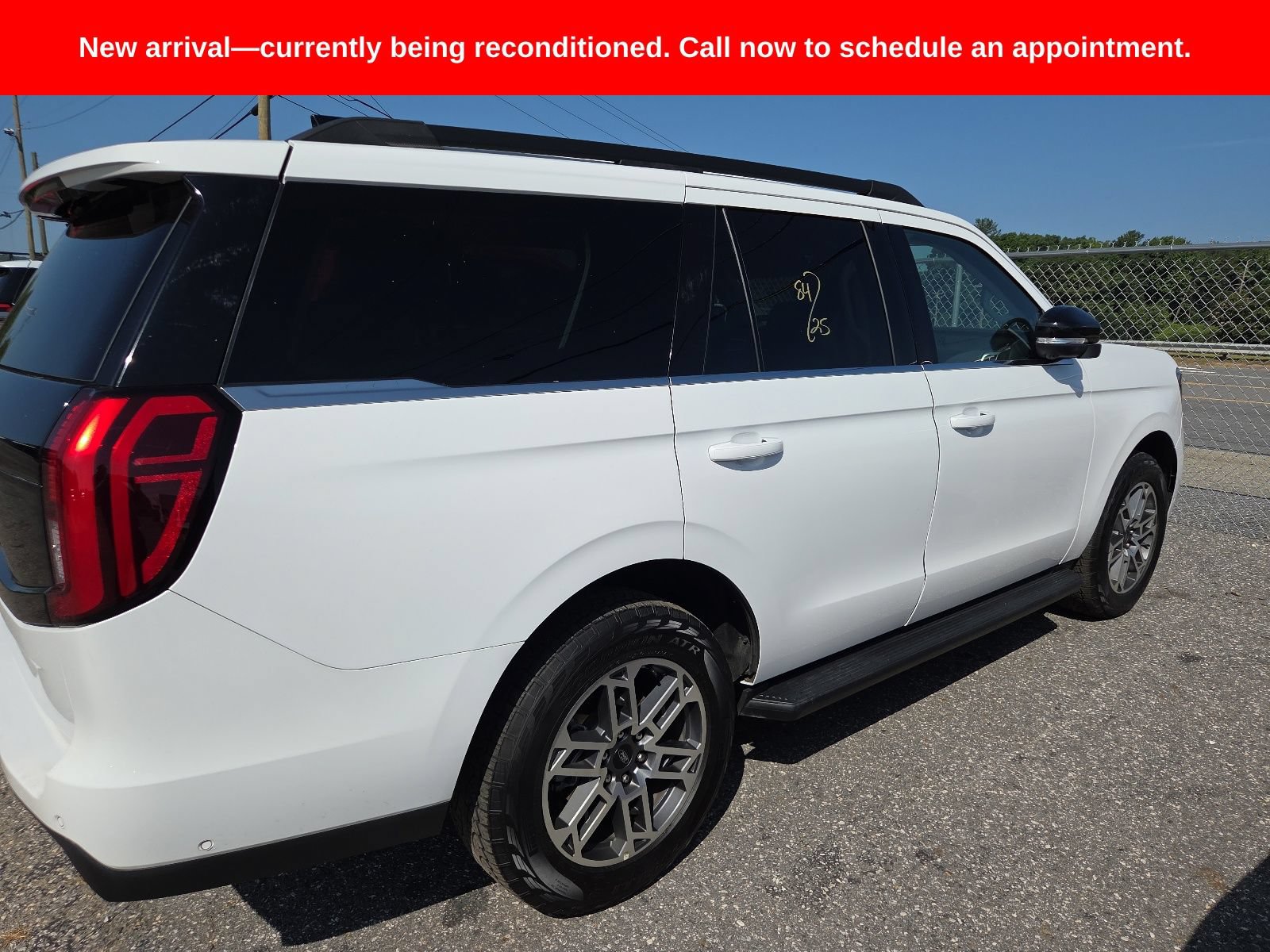 Used 2025 Ford Expedition Active AWD/4WD image 3