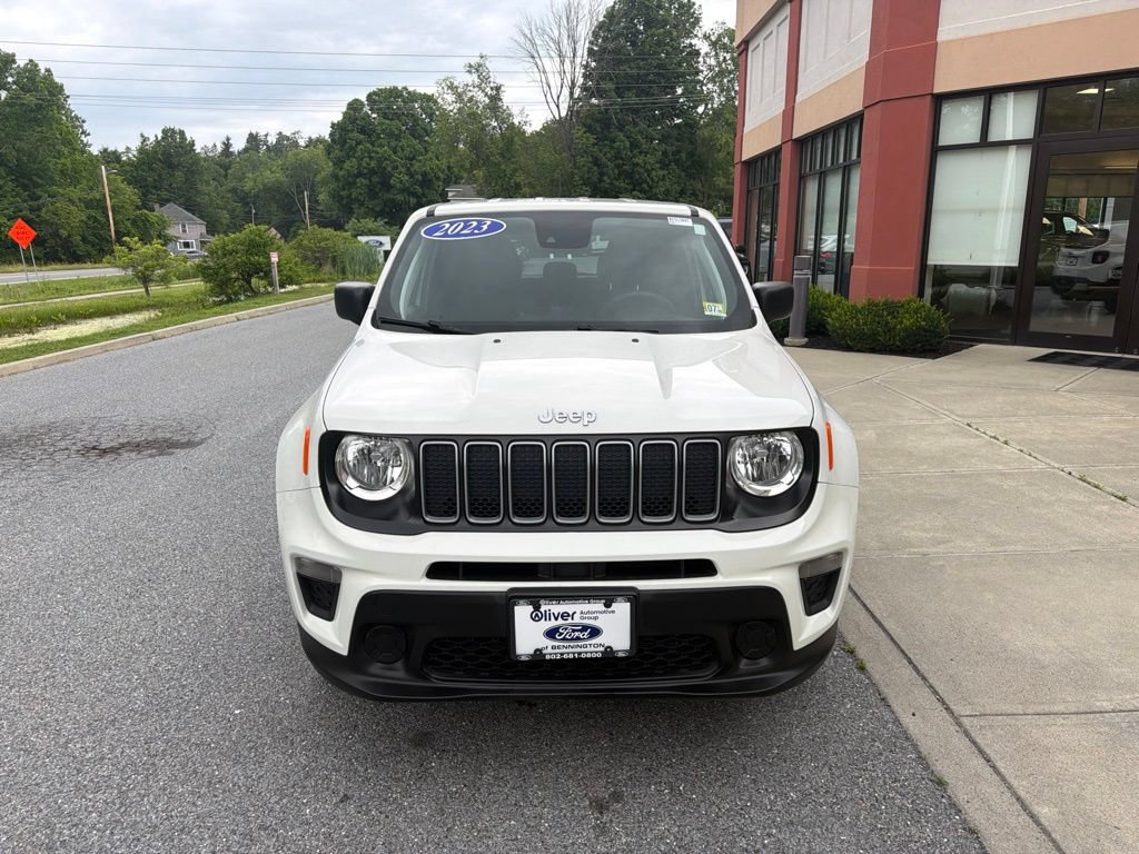 Used 2023 Jeep Renegade Latitude AWD/4WD image 2