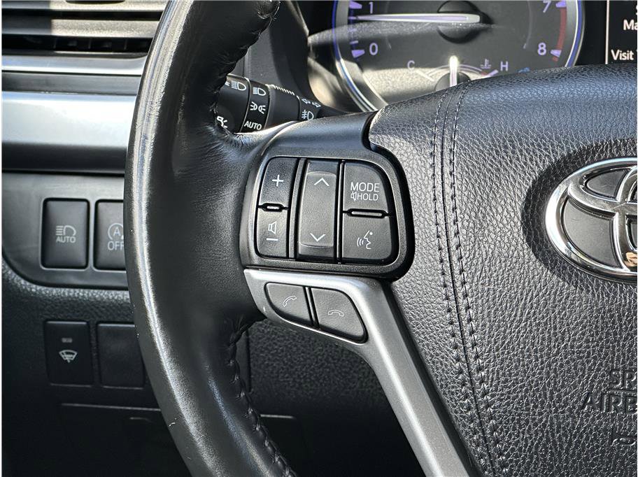 Used 2019 Toyota Highlander SE w/ Nightshade Edition AWD/4WD image 23