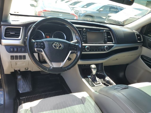 Used 2017 Toyota Highlander Plus AWD/4WD image 11