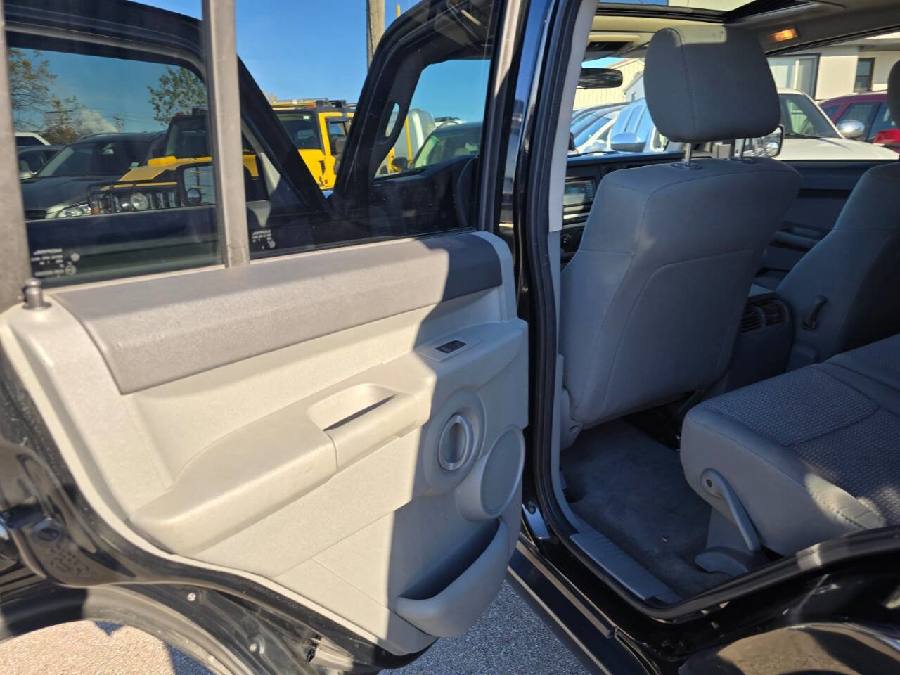 Used 2007 Jeep Commander Sport image 15