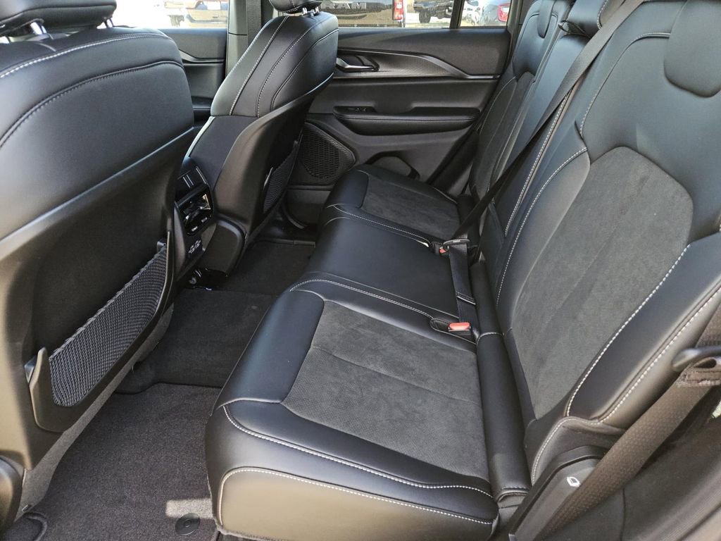 New 2025 Jeep Grand Cherokee Altitude image 23