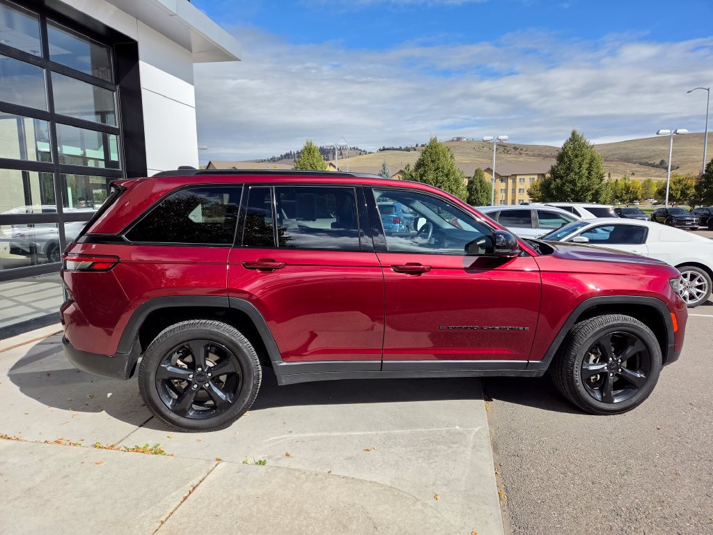 Used 2023 Jeep Grand Cherokee Altitude AWD/4WD image 2