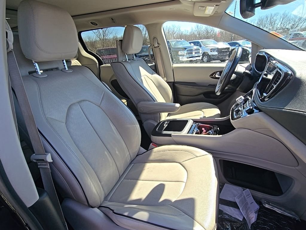 Used 2021 Chrysler Pacifica Limited w/ Uconnect Theater Family Group image 18