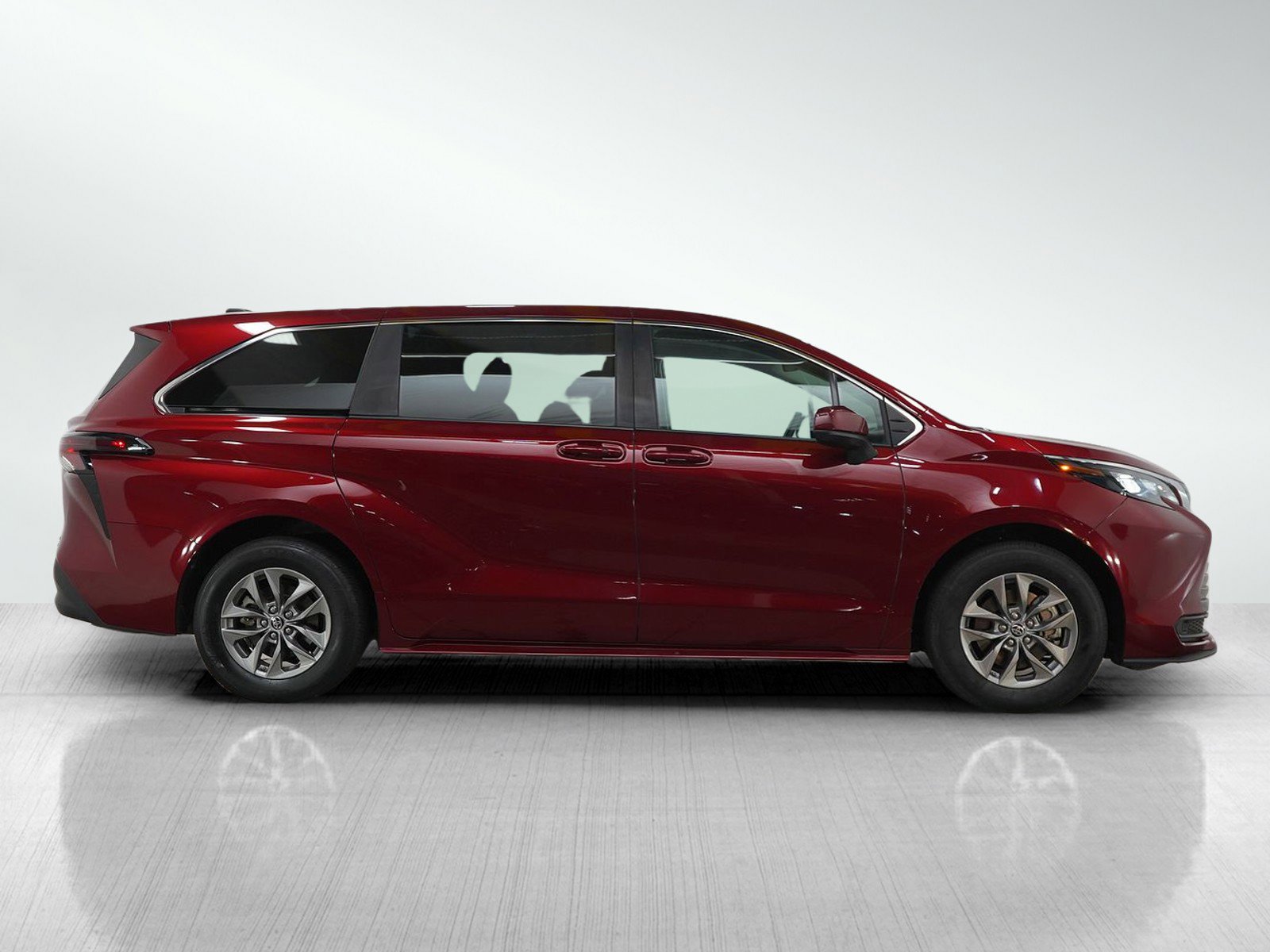 Used 2024 Toyota Sienna LE image 6