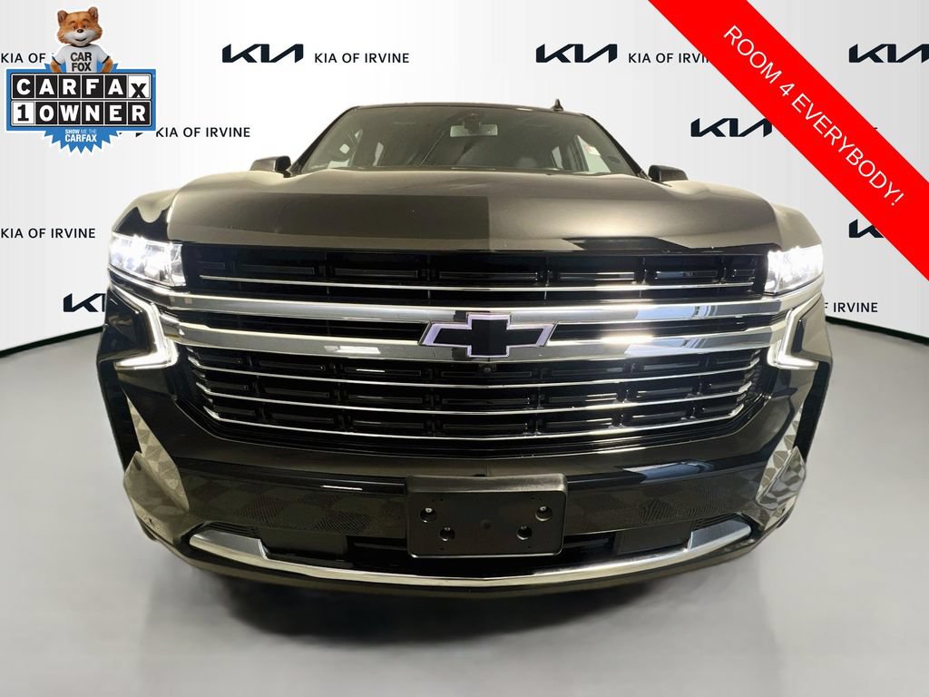 Used 2022 Chevrolet Suburban LT w/ Luxury Package RWD image 2