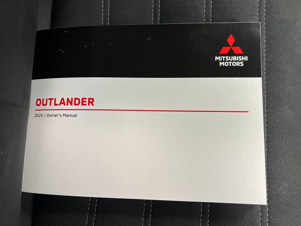 Used 2025 Mitsubishi Outlander SE image 29
