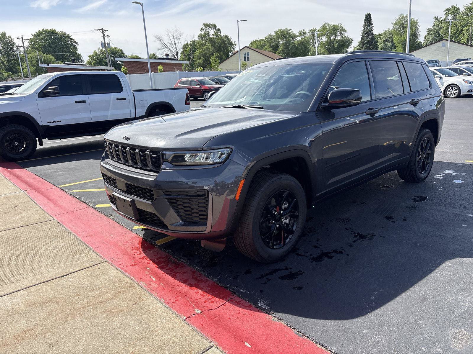 New 2026 Jeep Grand Cherokee L 4WD image 2