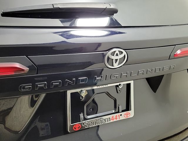 Used 2025 Toyota Grand Highlander AWD image 9