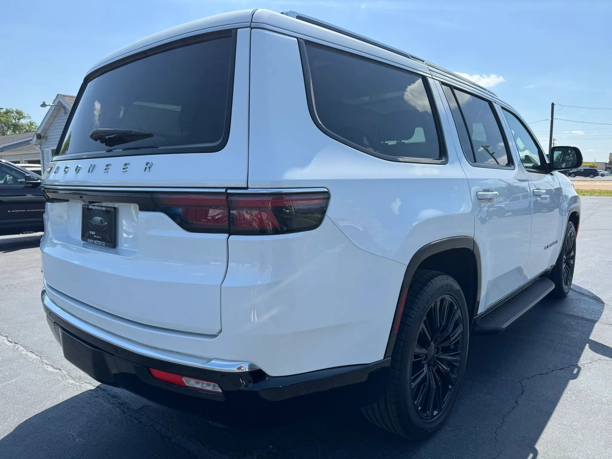 Used 2023 Jeep Wagoneer 4WD w/ Premium Group I image 3