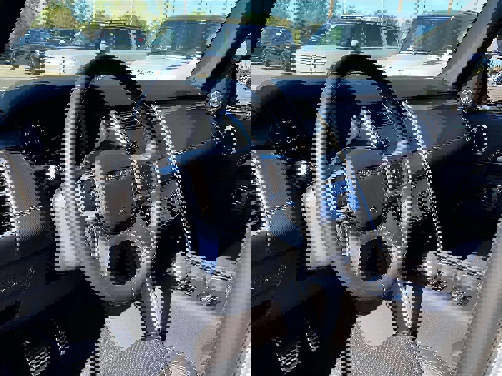 Used 2025 Land Rover Discovery Dynamic SE image 15