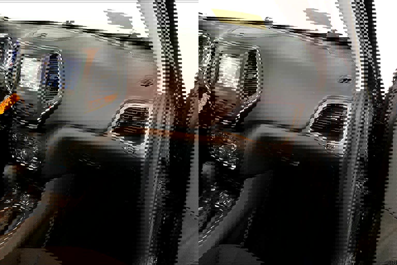 Used 2019 Jeep Cherokee Latitude w/ Popular Appearance Group image 18