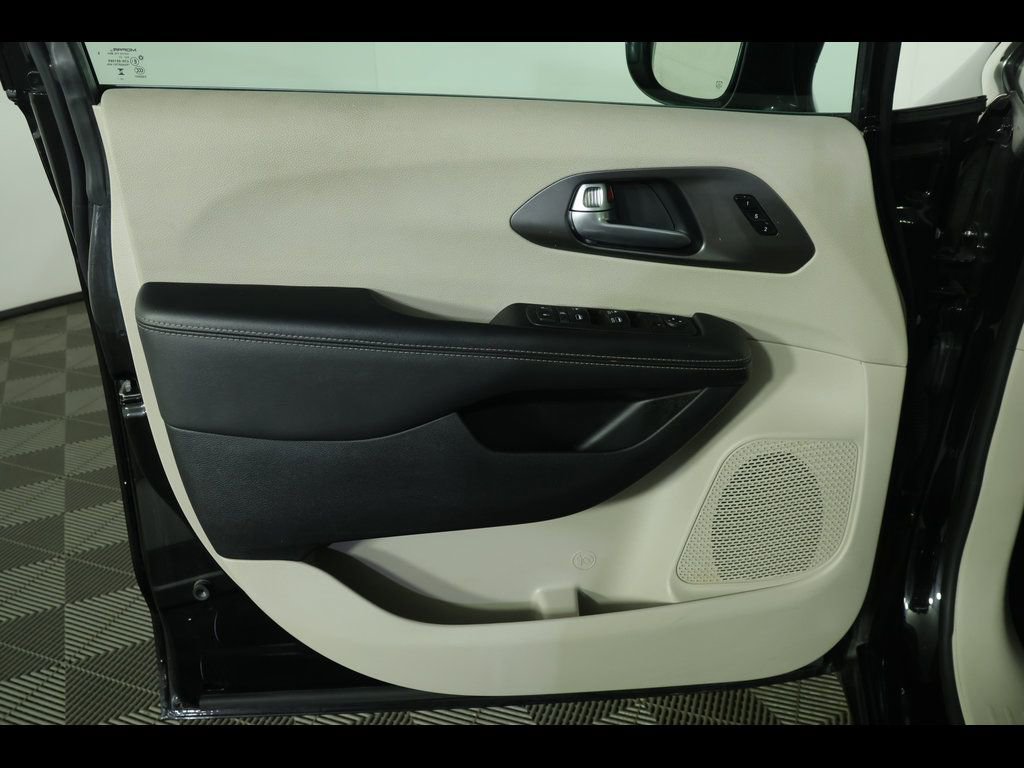 Used 2024 Chrysler Pacifica Touring-L image 20