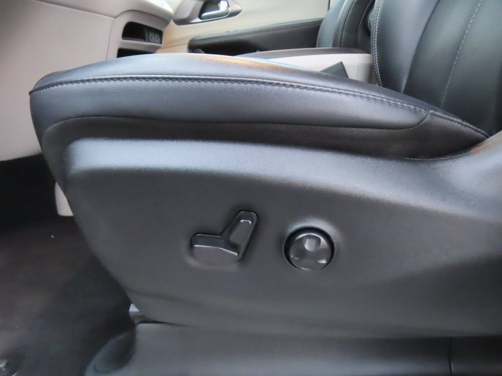 Certified 2024 Chrysler Pacifica Touring-L FWD image 8