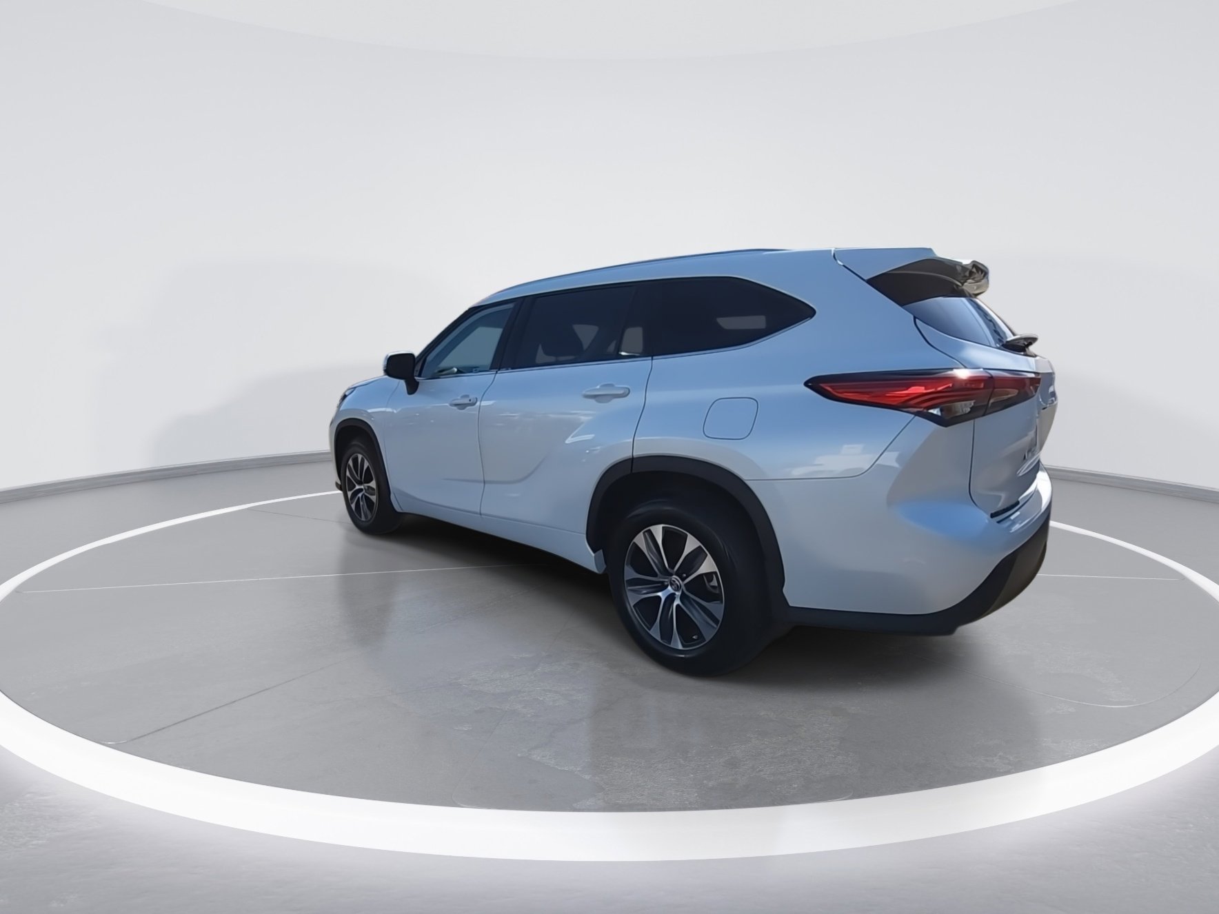 Used 2022 Toyota Highlander XLE image 6