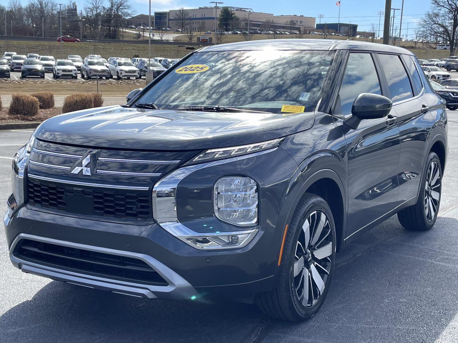 Used 2025 Mitsubishi Outlander SE FWD image 3