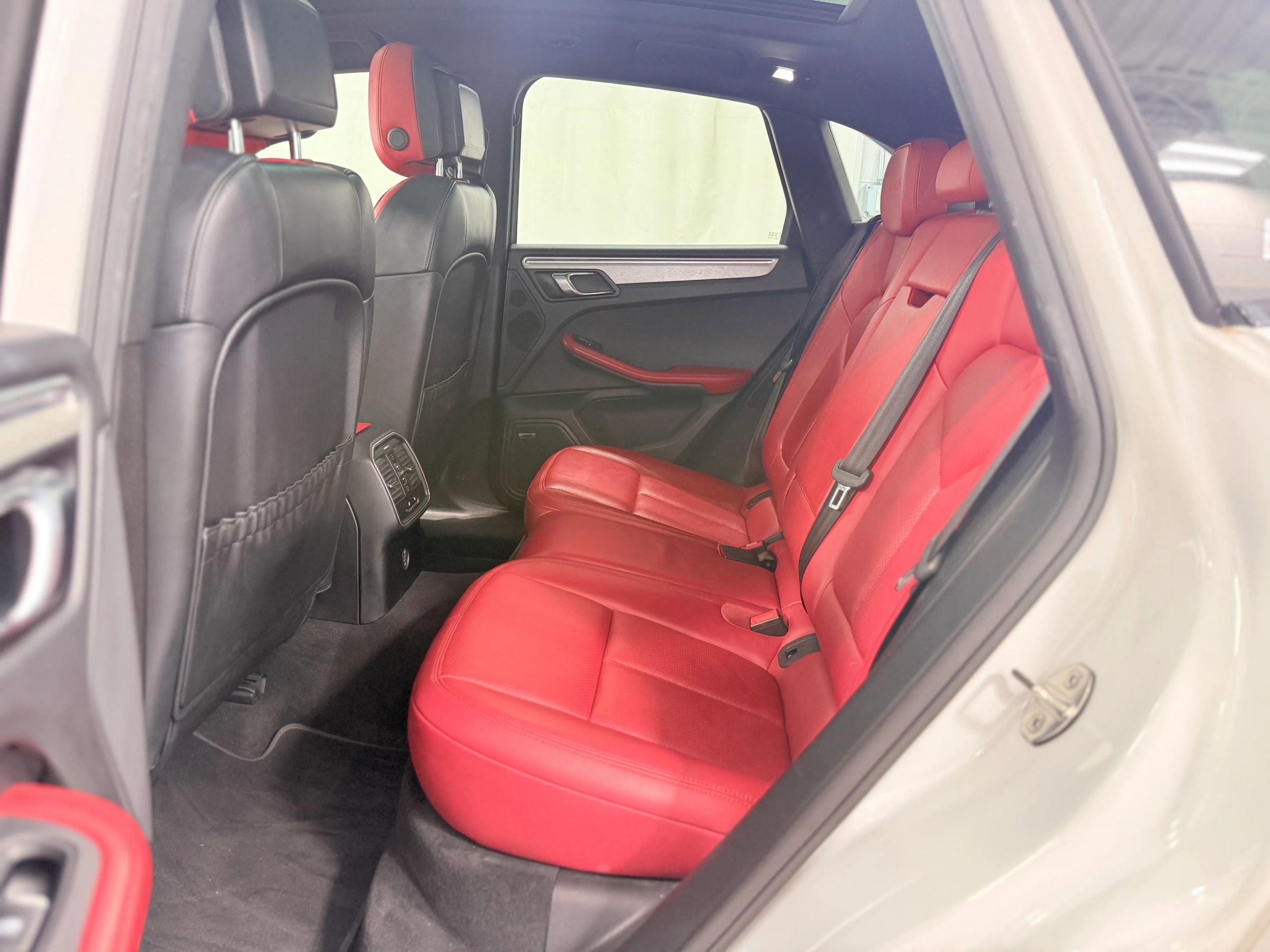 Used 2018 Porsche Macan GTS image 34