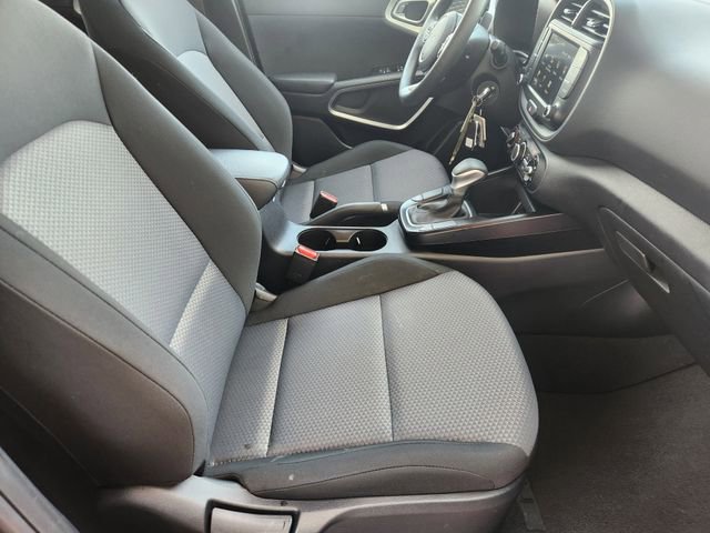Used 2025 Kia Soul LX FWD image 14
