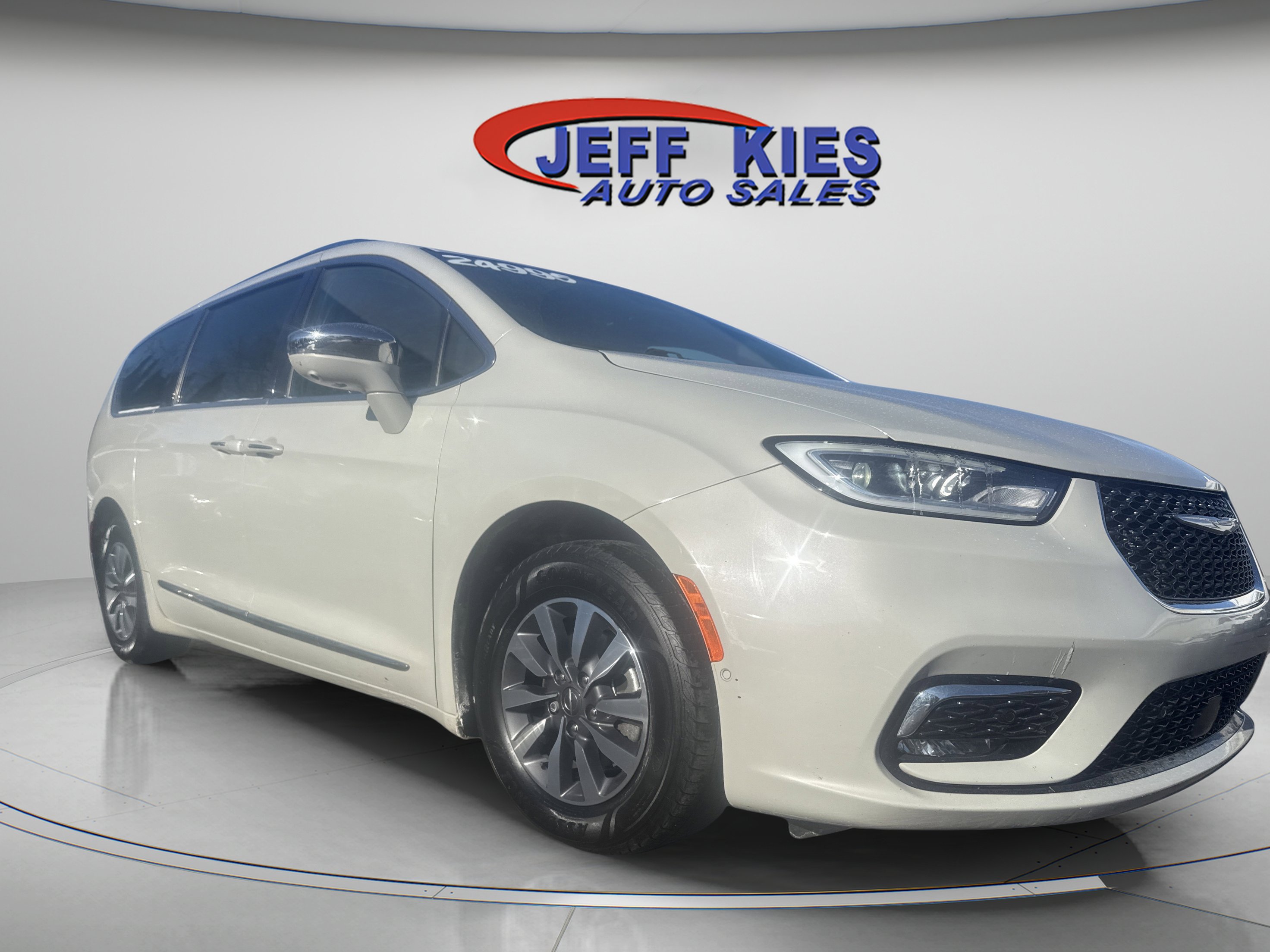 Used 2021 Chrysler Pacifica Limited w/ Uconnect Theater Family Group image 3