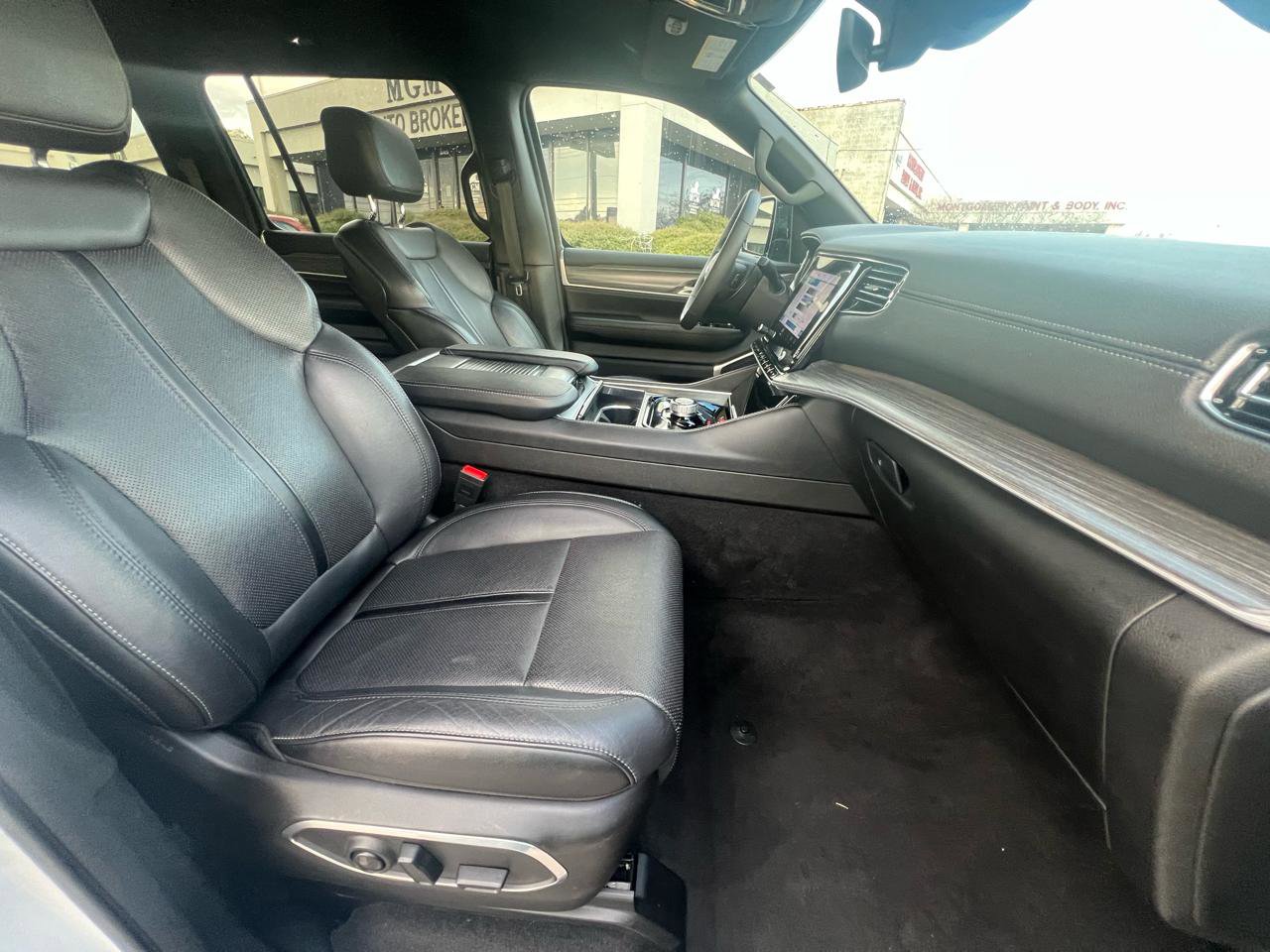 Used 2024 Jeep Wagoneer L Series II image 45