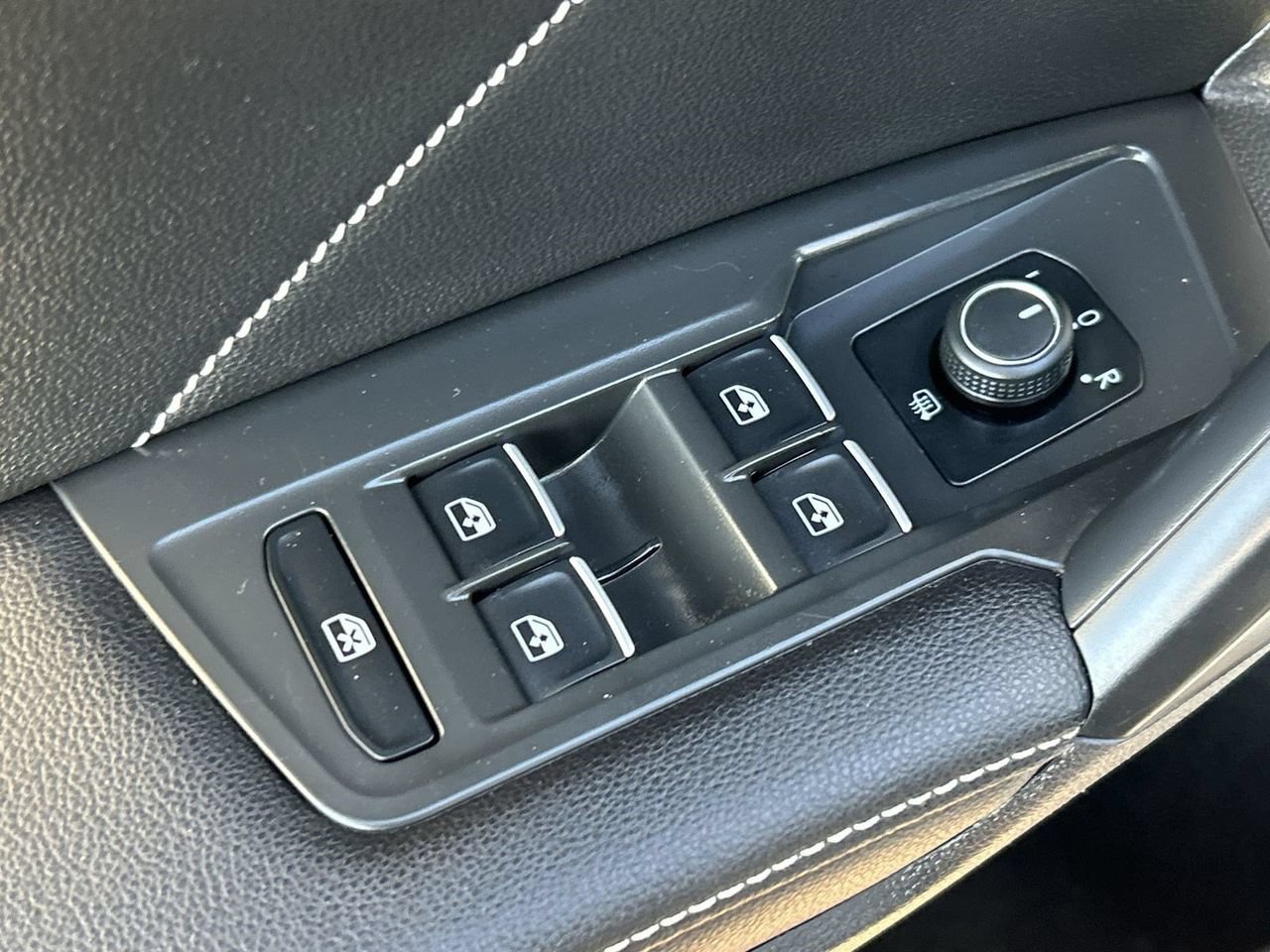 Used 2022 Volkswagen Tiguan SE FWD image 18