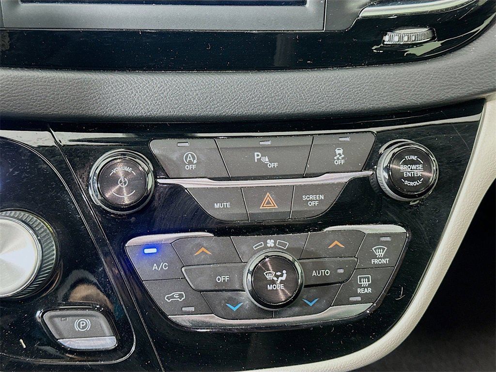 Used 2018 Chrysler Pacifica Touring Plus w/ Tire & Wheel Group image 15