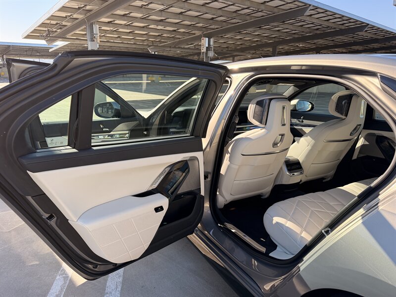 Used 2023 BMW i7 xDrive60 w/ Parking Assistance Package AWD/4WD image 17