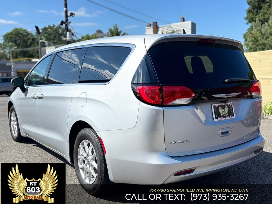 Used 2023 Chrysler Voyager LX FWD image 4