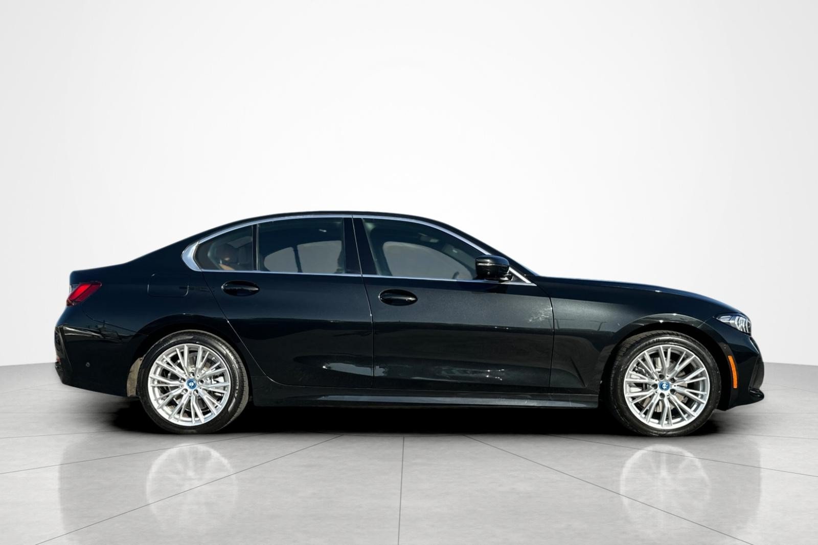 Used 2024 BMW 330e w/ Convenience Package RWD image 6