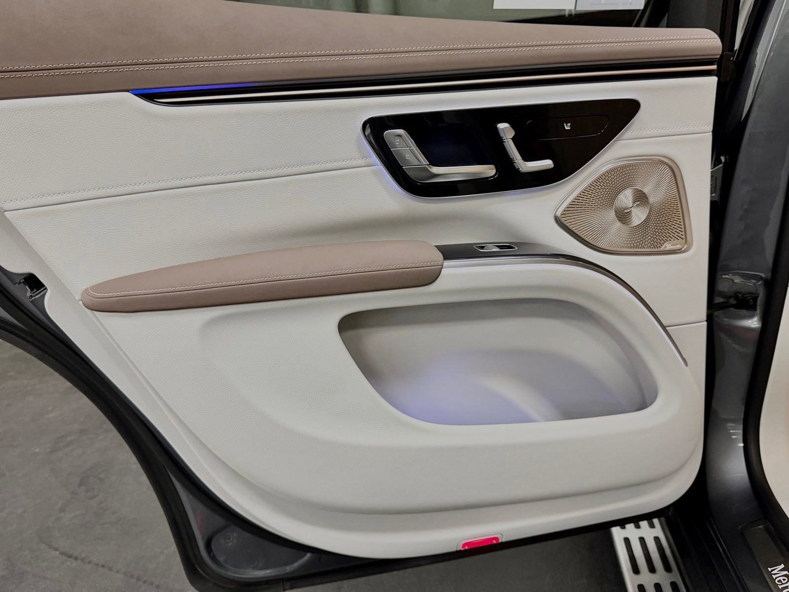 Certified 2023 Mercedes-Benz EQS 450+ 4MATIC SUV w/ Exclusive Trim Package image 39