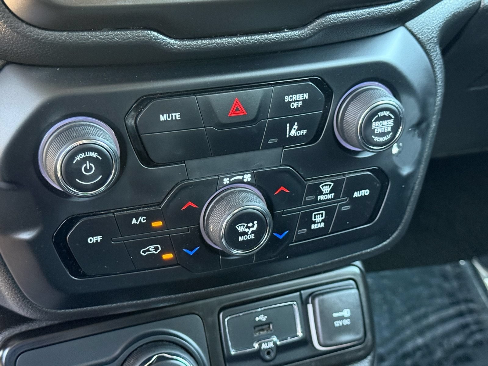 Used 2023 Jeep Renegade Latitude AWD/4WD image 23