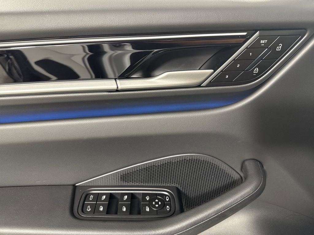 Used 2025 Porsche Macan Electric RWD image 35