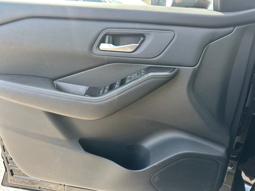 Used 2025 Nissan Rogue SV image 10