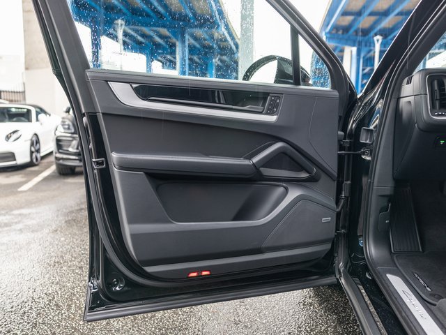 Used 2026 Porsche Cayenne E-Hybrid AWD/4WD image 37