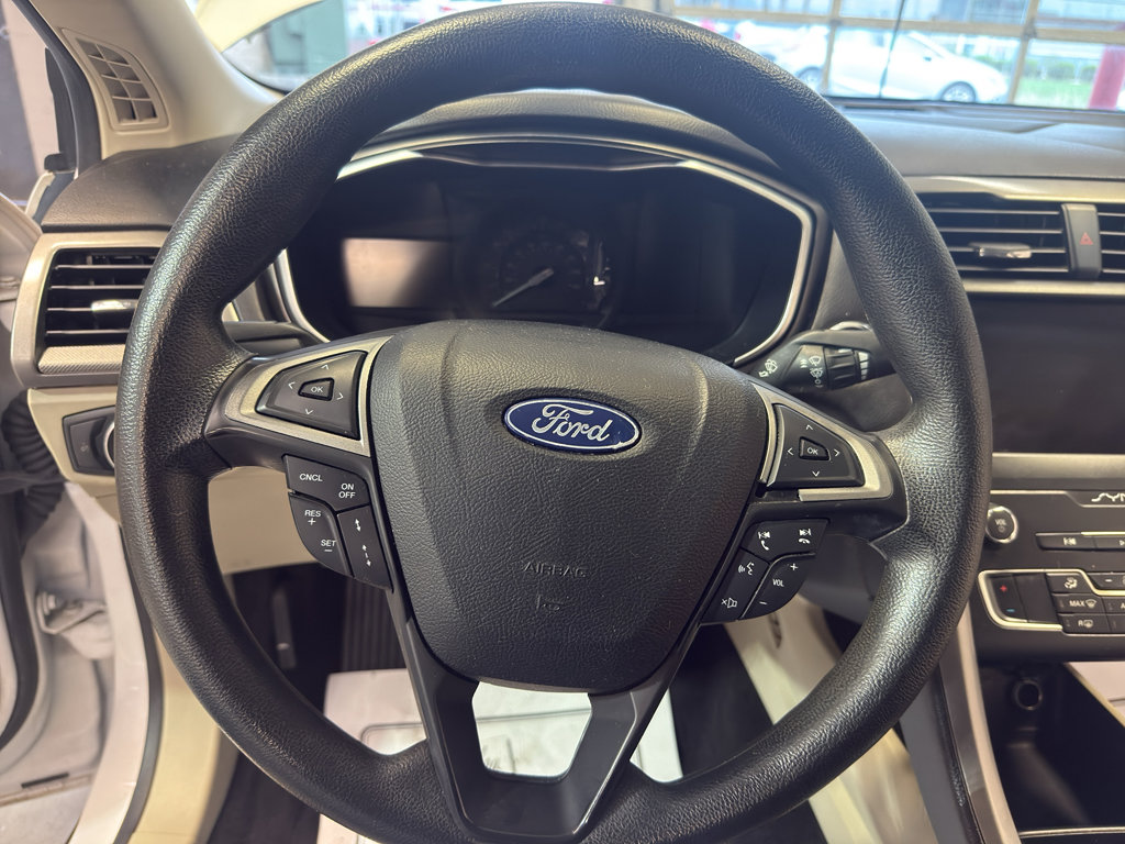Used 2019 Ford Fusion SE FWD image 16