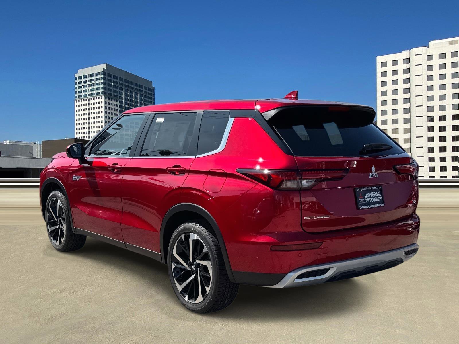 New 2025 Mitsubishi Outlander 4WD Plug-In Hybrid image 3