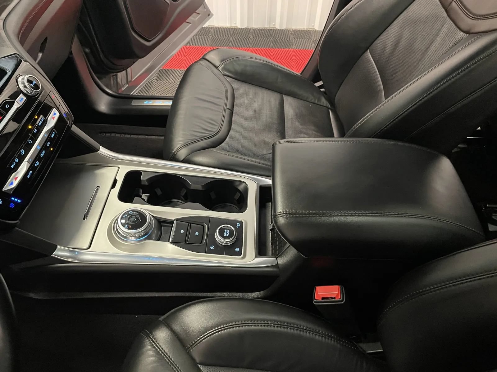 Used 2023 Ford Explorer Platinum w/ Technology Package AWD/4WD image 35