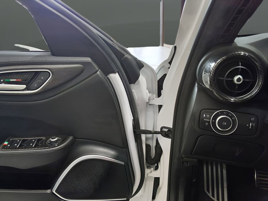 Used 2022 Alfa Romeo Giulia Ti image 32