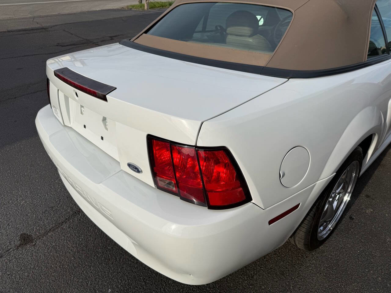 Used 2004 Ford Mustang Deluxe Convertible image 7