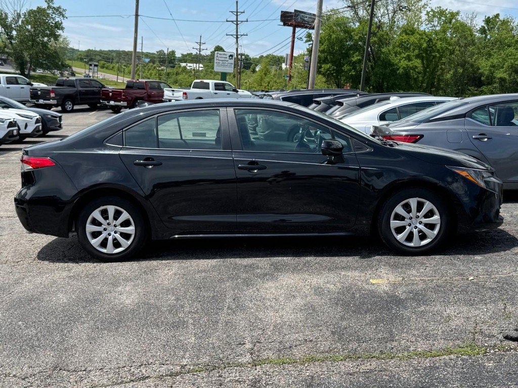 Used 2025 Toyota Corolla LE FWD image 2