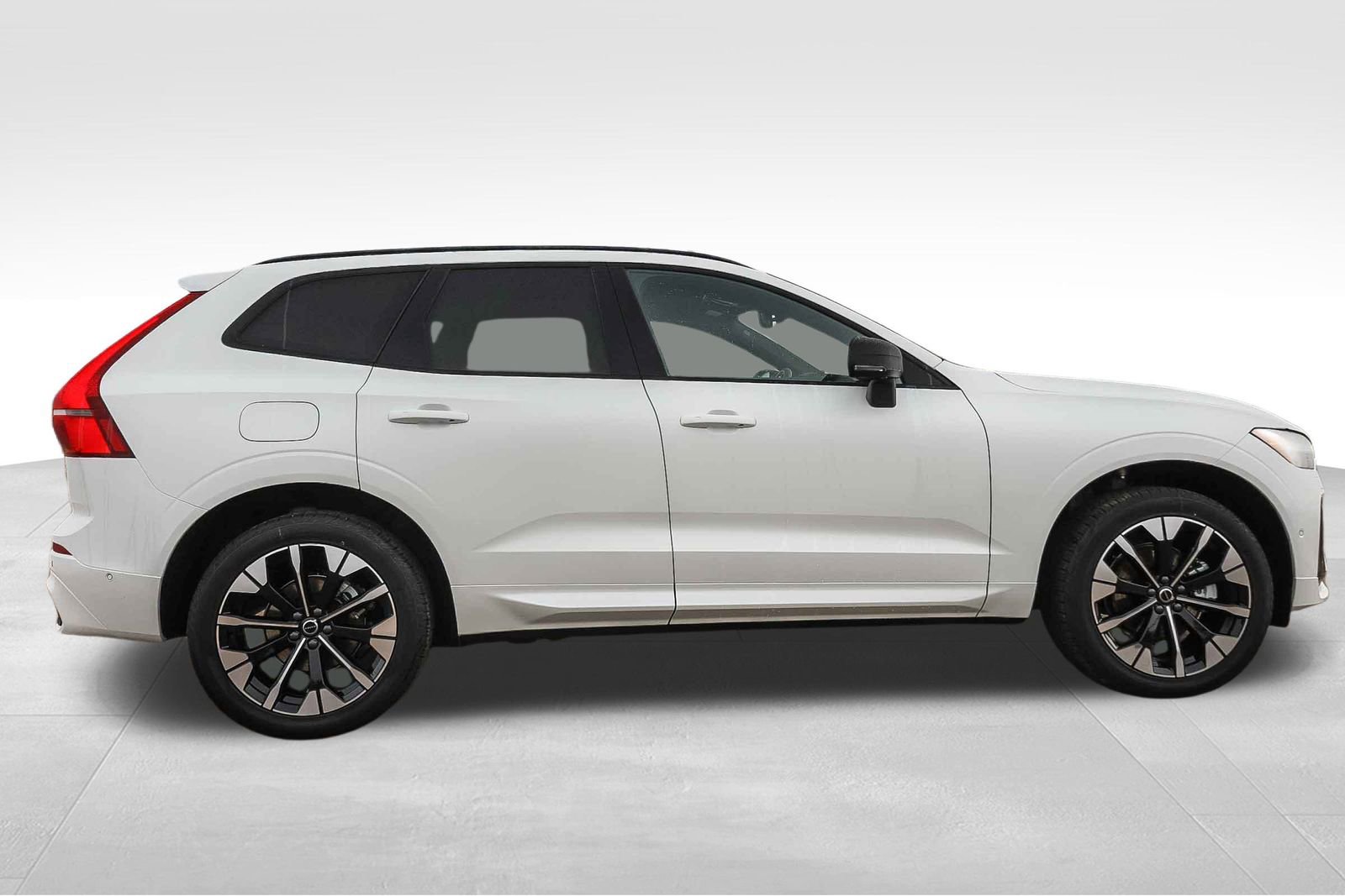 New 2026 Volvo XC60 B5 Plus w/ Climate Package PRO image 4