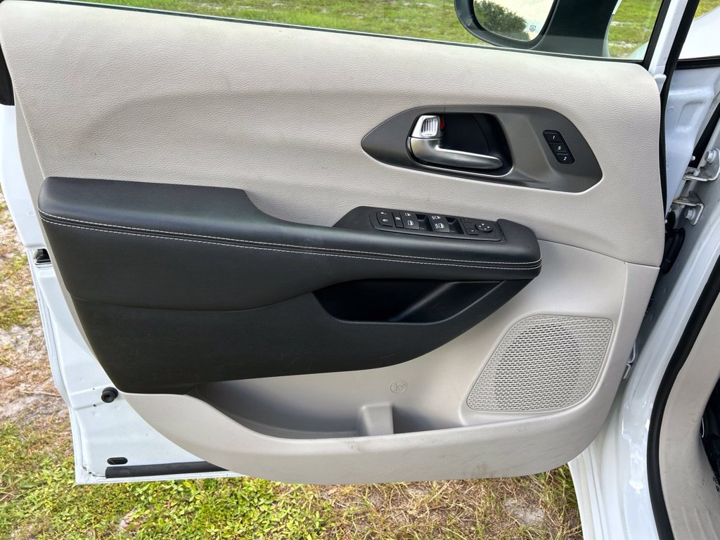 Used 2023 Chrysler Pacifica Touring-L FWD image 17
