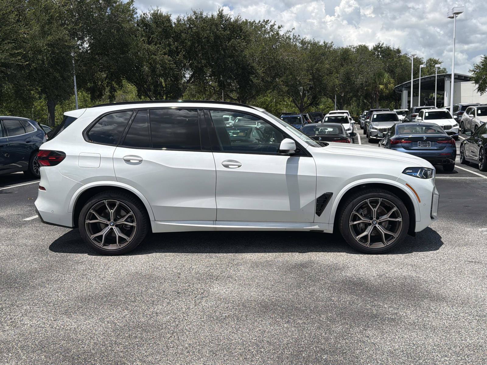 Certified 2026 BMW X5 xDrive40i w/ M Sport Package AWD/4WD image 3