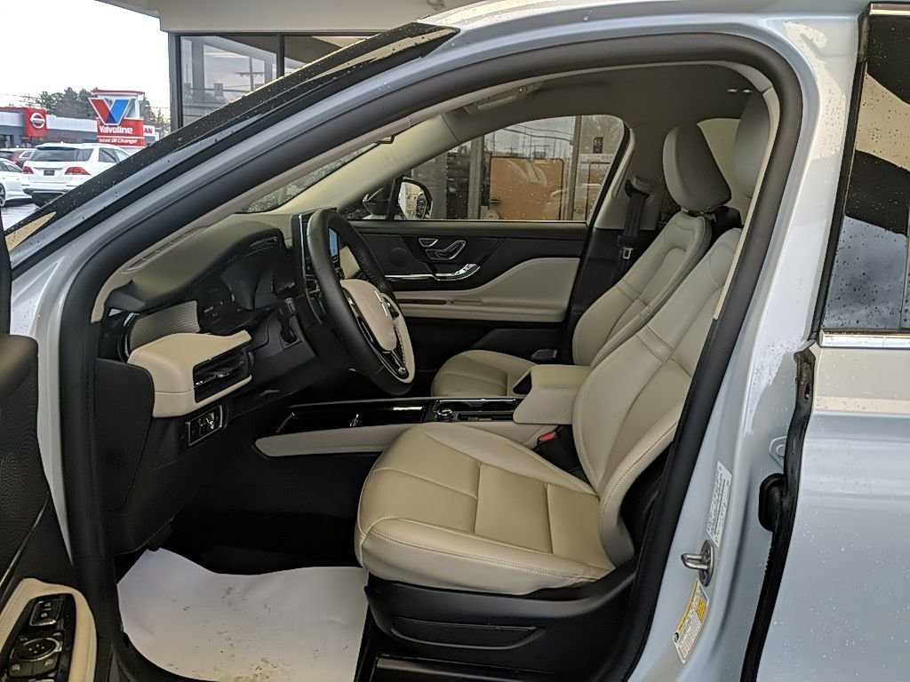 Certified 2025 Lincoln Corsair AWD image 11