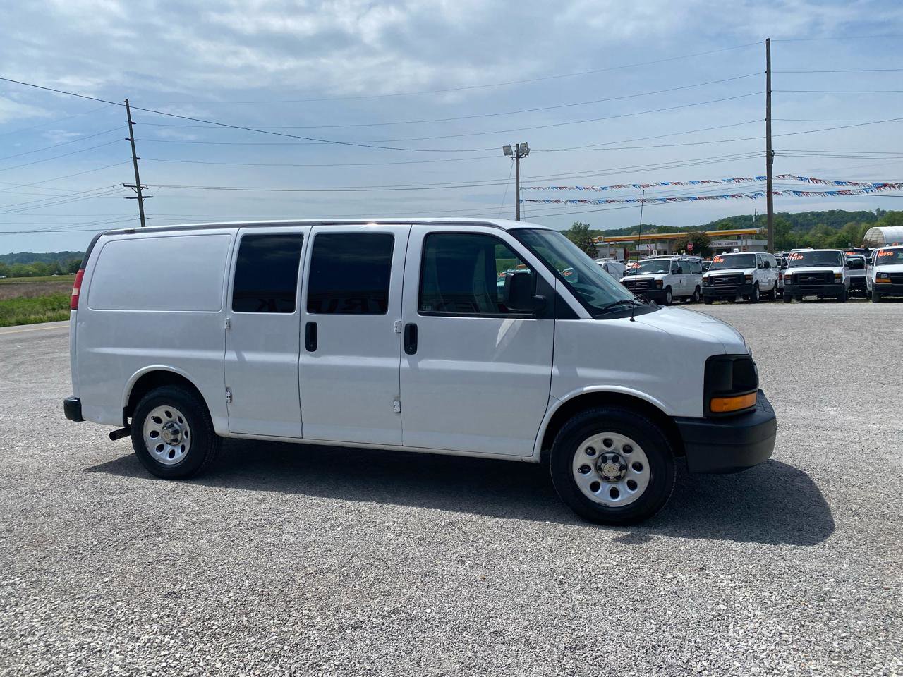 Used 2011 Chevrolet Express 1500 RWD image 2
